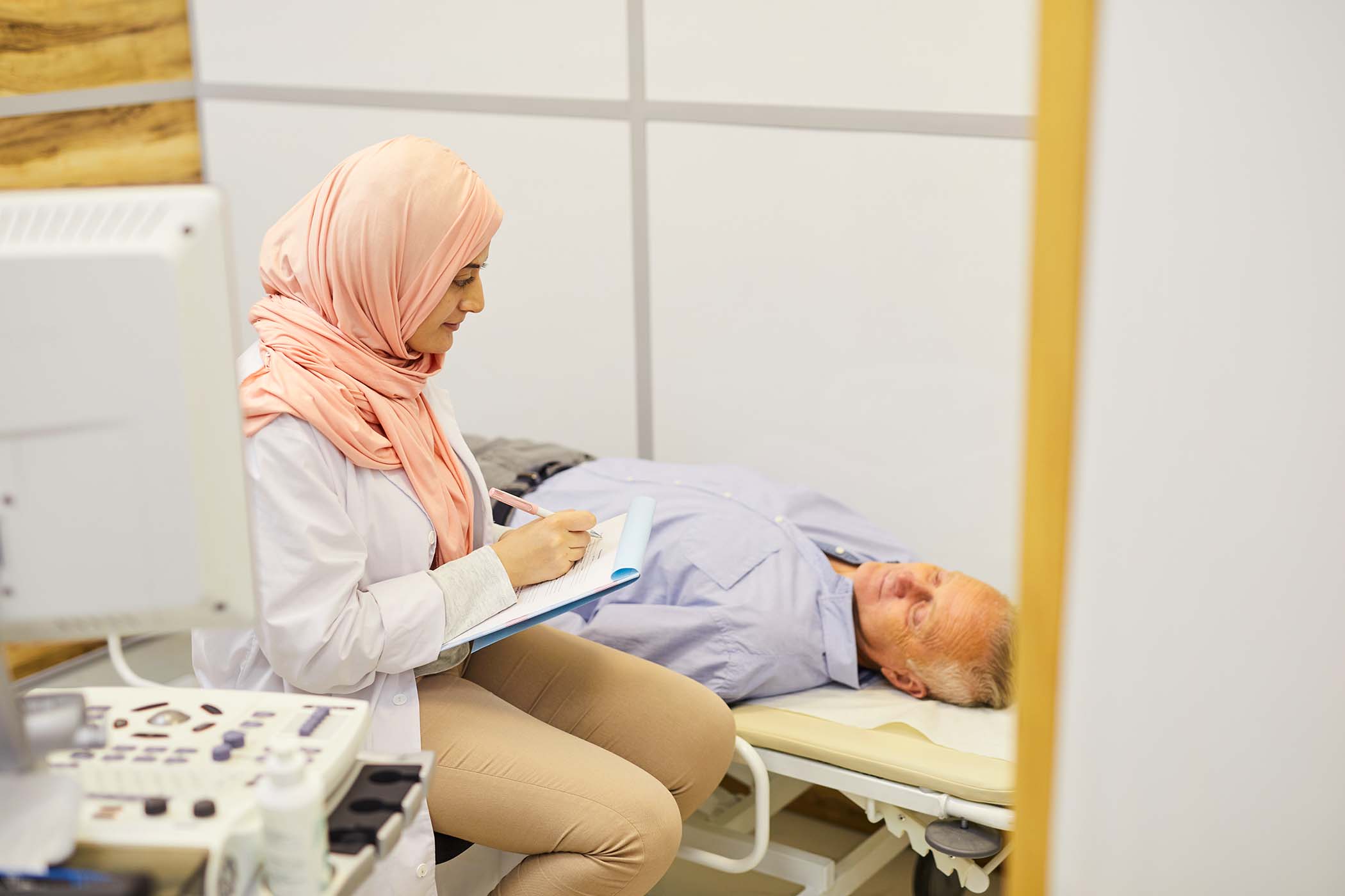 arab-nurse-filling-in-patients-form-UAZ8ENV.jpg