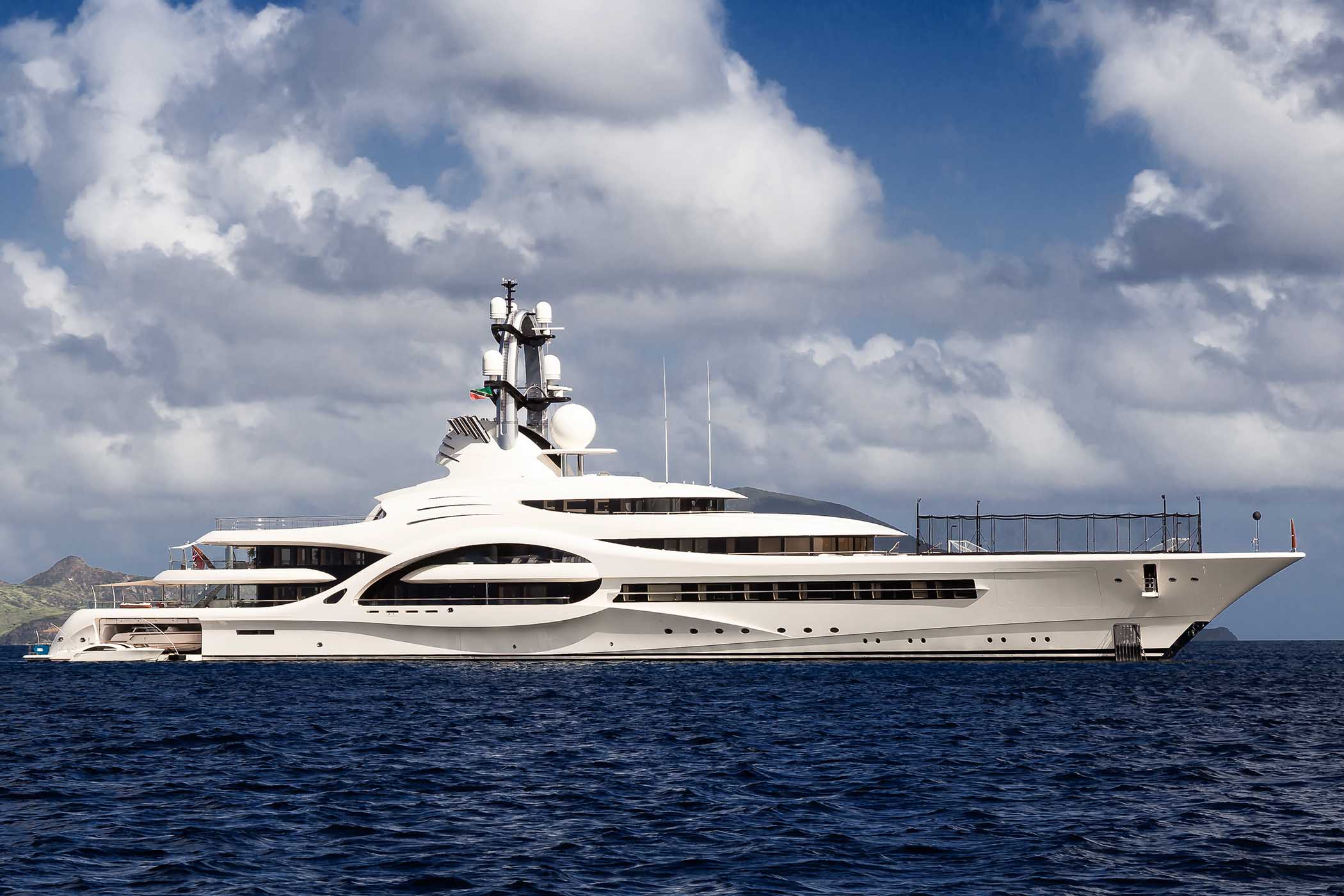 big-white-luxury-yacht-on-the-caribbean-sea-N2MJVAT.jpg