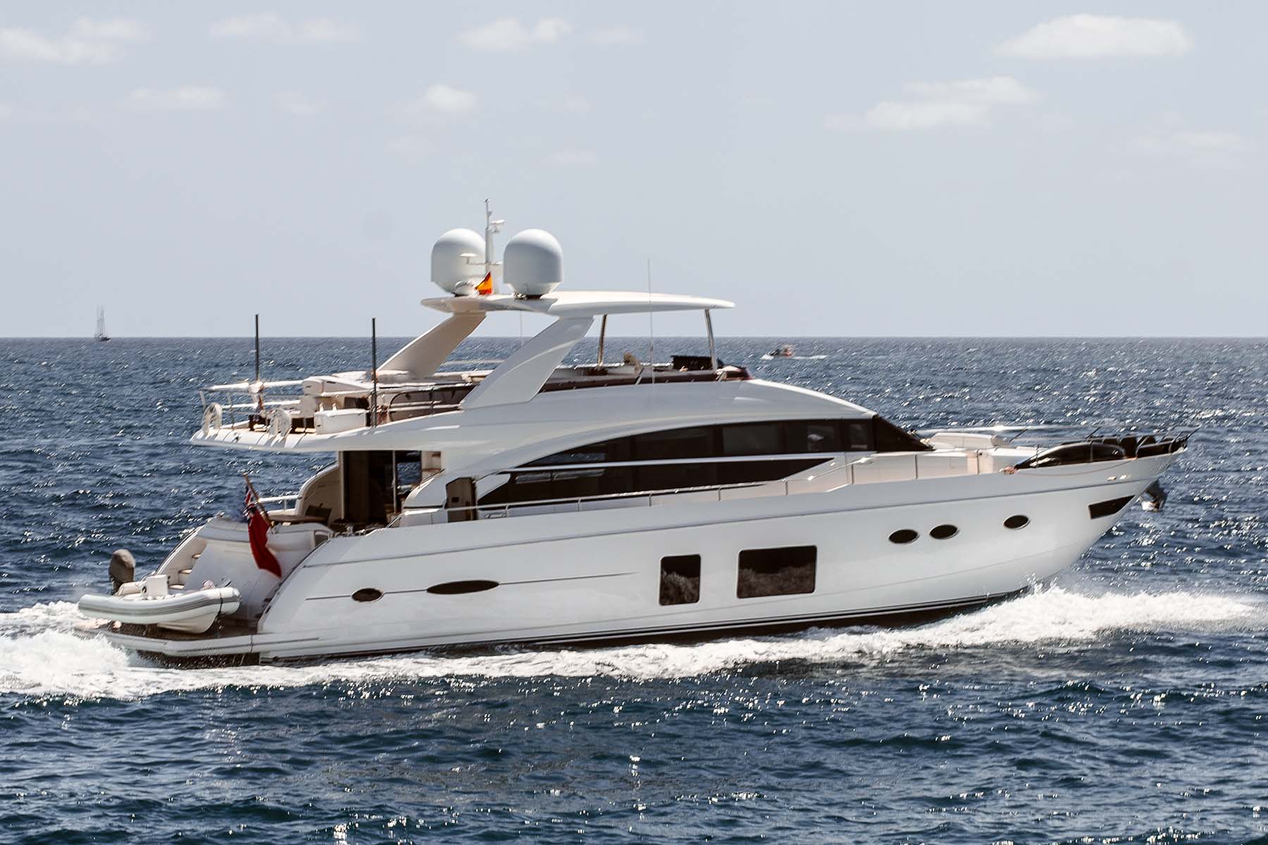 boat-in-a-calm-water-8GTJLCK.jpg