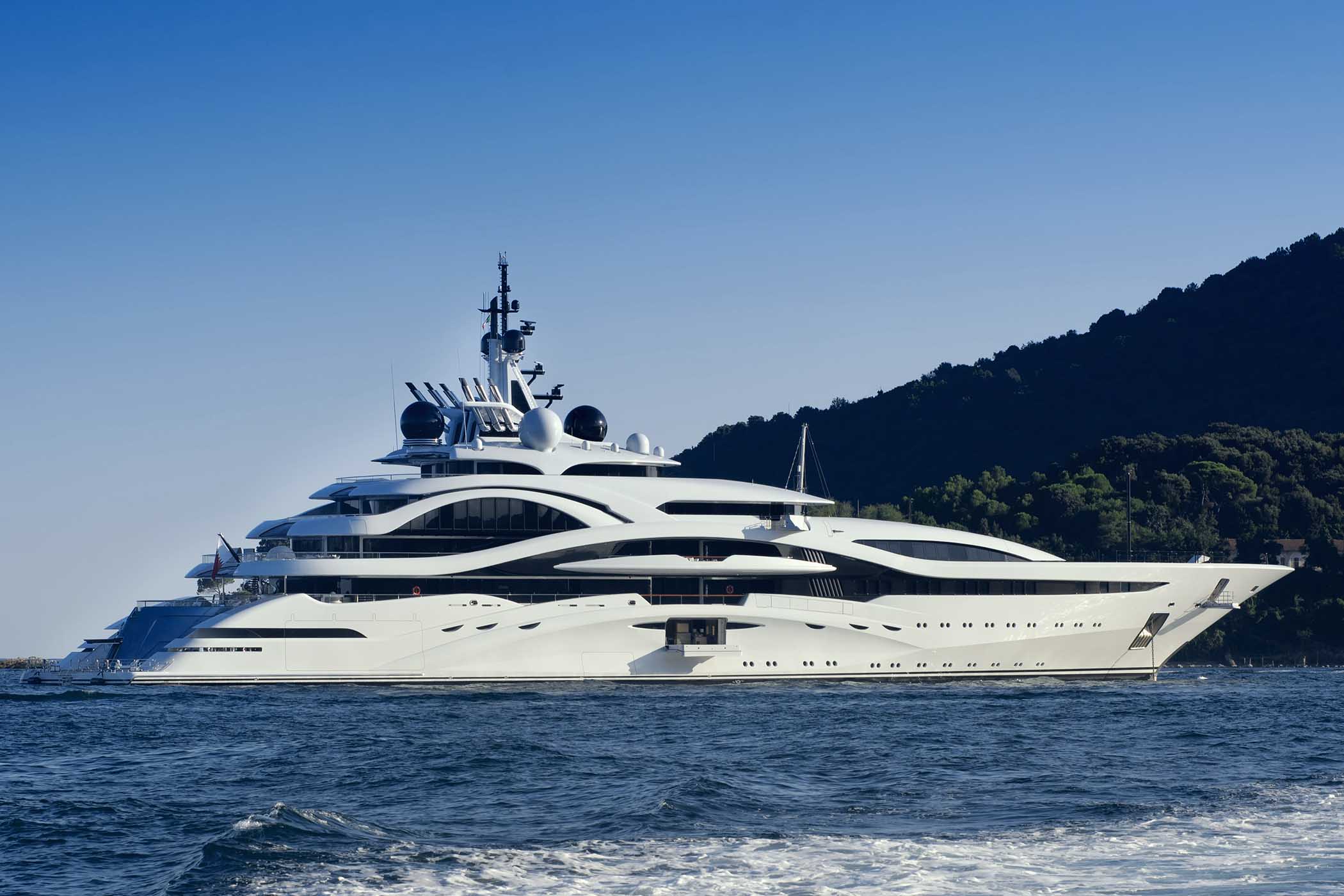 huge-luxury-yacht-cruising-offshore-BTRMDJZ.jpg