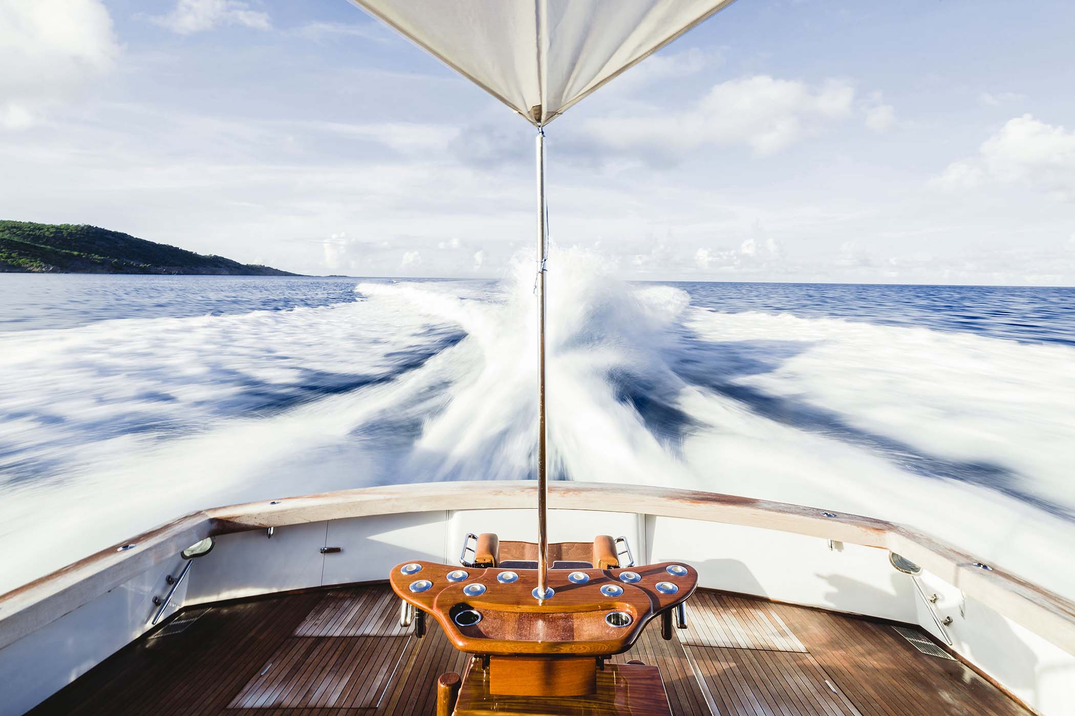 sport-fishing-yacht-in-the-virgin-islands-running-FKPKSVX.jpg