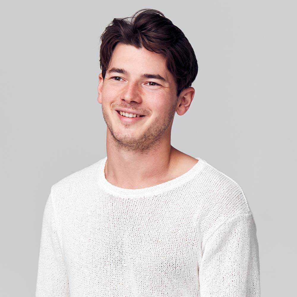 studio-portrait-of-young-man-wearing-white-t-shirt-3UUY3YQ.jpg