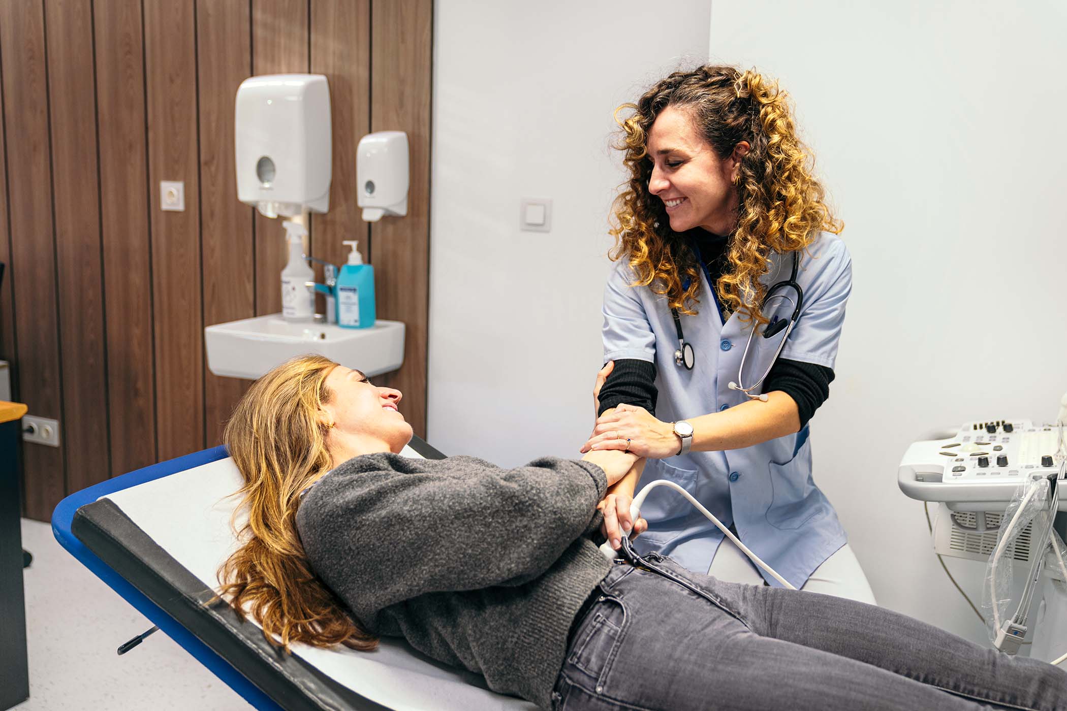 ultrasound-exam-with-compassionate-care-DUXUTXH.jpg